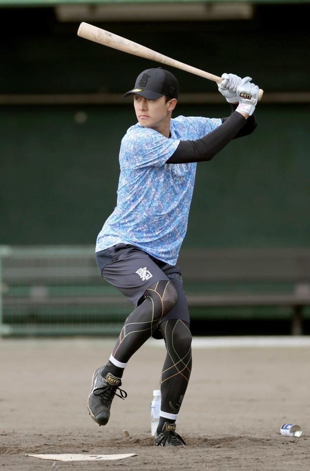 　打撃練習をする小幡