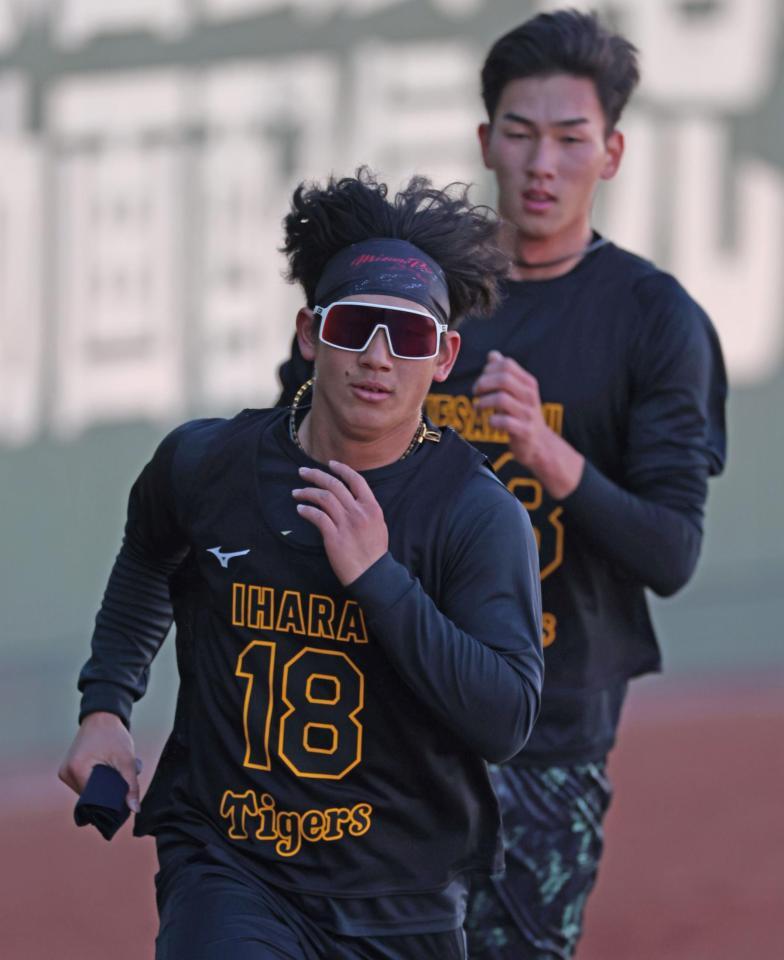 　今朝丸（奥）の前を走る伊原（撮影・中田匡峻）