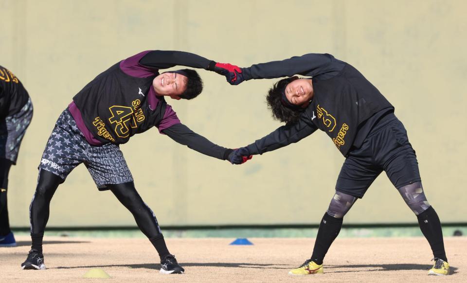 　佐野（左）とアップをする伊原（撮影・中田匡峻）