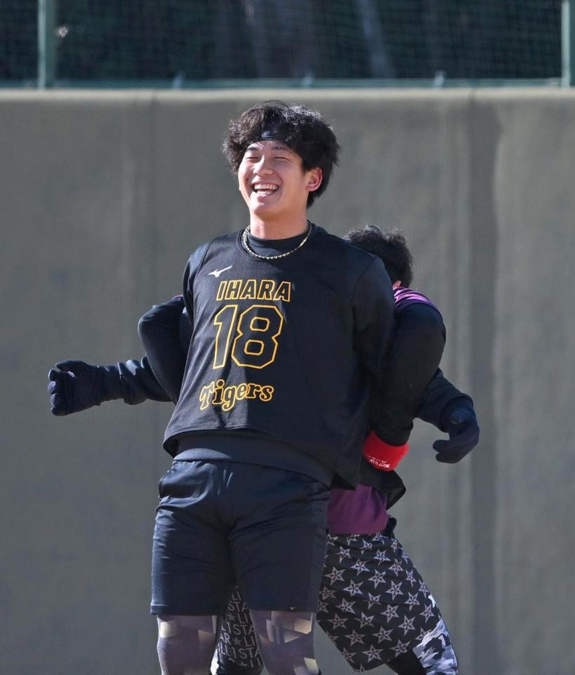 　練習中に笑顔を見せる伊原（撮影・北村雅宏）