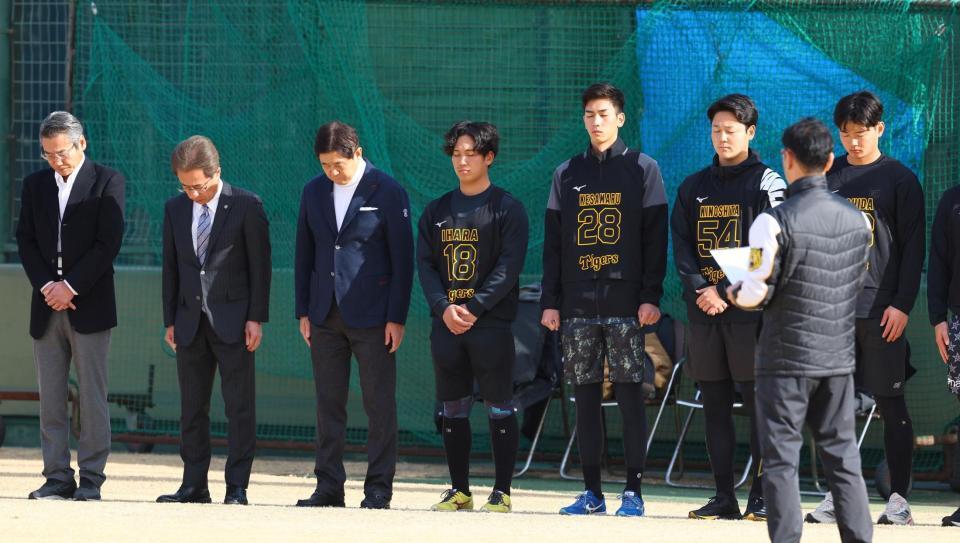 　阪神・淡路大震災から３０年。練習前に黙とうする伊原（中央）ら（撮影・山口登）