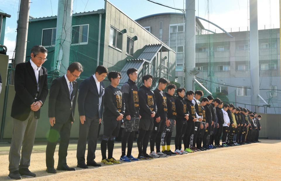 　阪神・淡路大震災から３０年。虎風荘を背に黙とうをする阪神選手ら（撮影・中田匡峻）