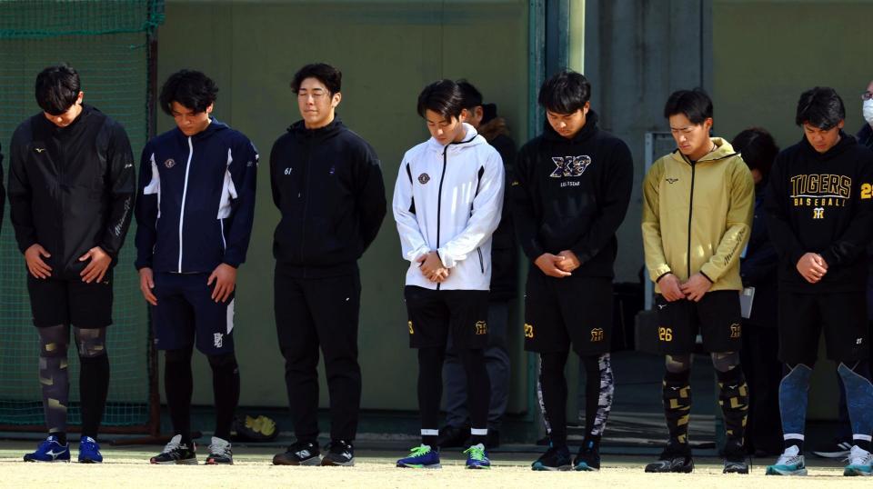 　練習前、黙とうする下村（中央）ら（撮影・山口登）