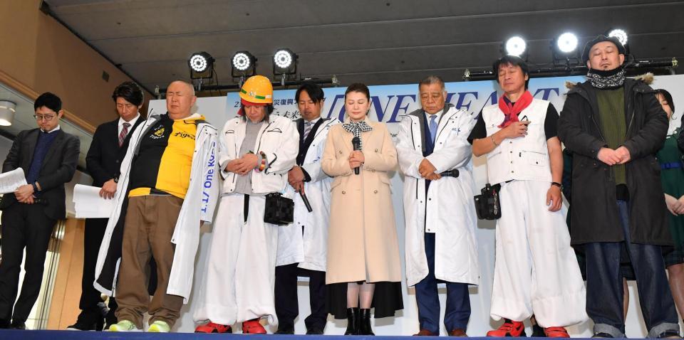 　阪神・淡路大震災から３０年。黙とうをする南野陽子（中央）、掛布雅之ＯＢ会長（中央右）ら（撮影・中田匡峻）