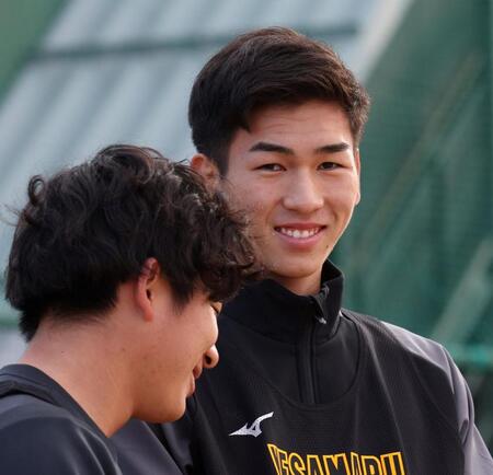 　伊原（左）と話ながら笑顔を見せる今朝丸（撮影・中田匡峻）