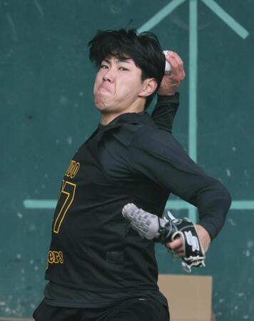 　ブルペンで投球練習する工藤