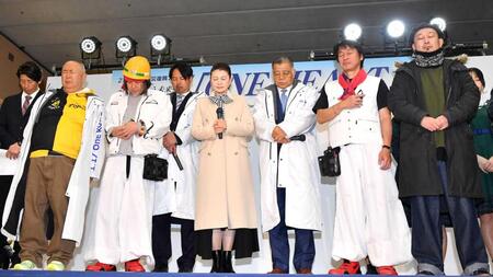 　黙とうする（右３人目から）掛布ＯＢ会長、南野陽子、井川慶氏ら（撮影・中田匡峻）