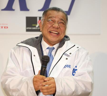 　笑顔を見せる掛布雅之ＯＢ会長（撮影・中田匡峻）