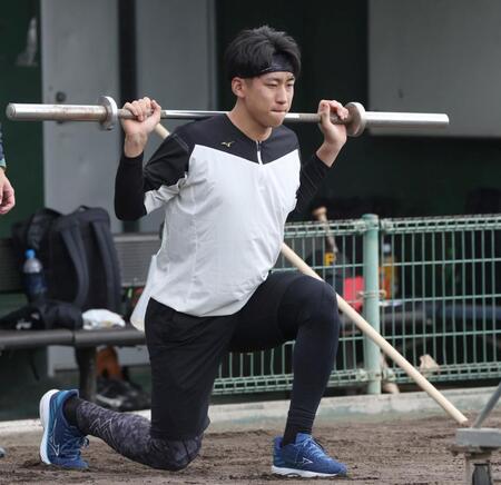 　下半身を鍛える茨木（撮影・田中太一）