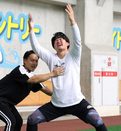 下半身を鍛える阪神・森下翔太＝宜野座（撮影・田中太一）