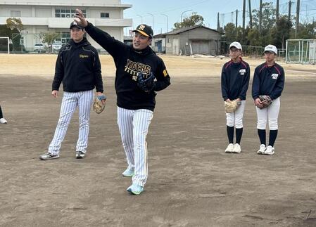 　投げ方の指導を行う秋山ＢＡ