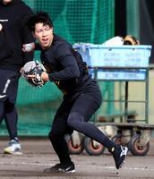 　ノックを受けフィールディング練習する工藤（撮影・山口登）