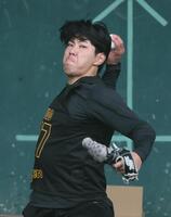 　ブルペンで投球練習する工藤