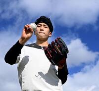 　１球１球、入念にキャッチボールをする茨木（撮影・田中太一）