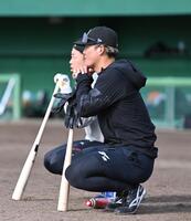 　岡林（奥）と打撃練習の順番を待つ前川（撮影・北村雅宏）