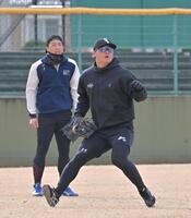 　岡林（左）とノックを受ける前川（撮影・北村雅宏）