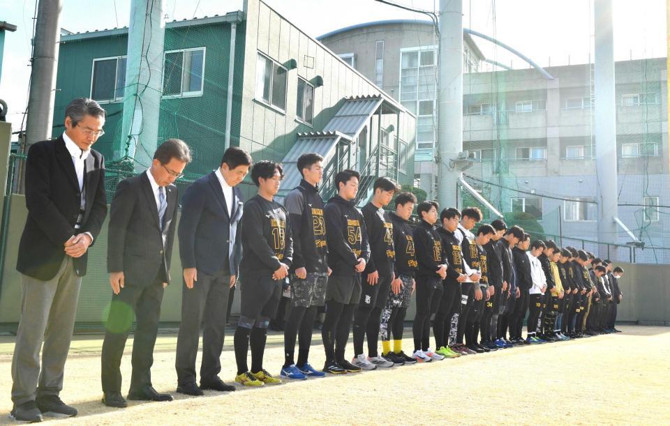 　虎風荘を背に黙とうをする今朝丸（左から５人目）ら阪神ナインと首脳陣（撮影・中田匡峻）