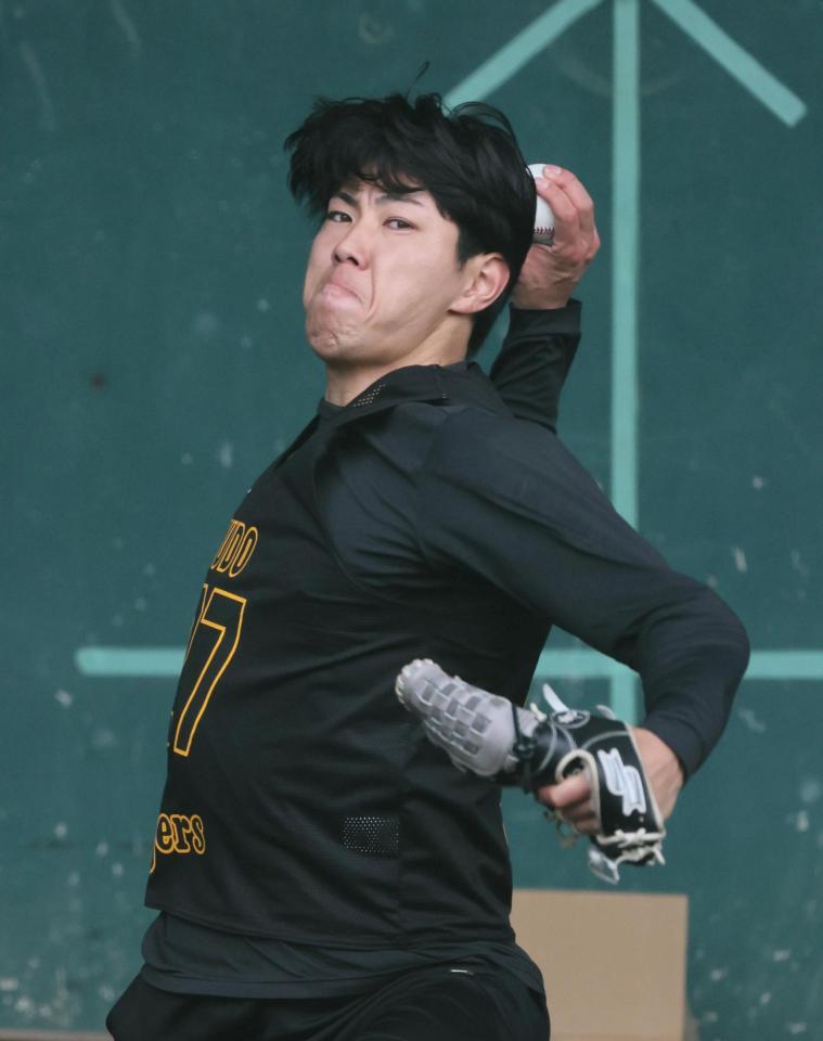 　ブルペンで投球練習する工藤