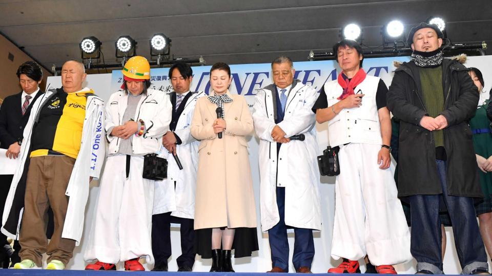 　黙とうする（右３人目から）掛布ＯＢ会長、南野陽子、井川慶氏ら（撮影・中田匡峻）