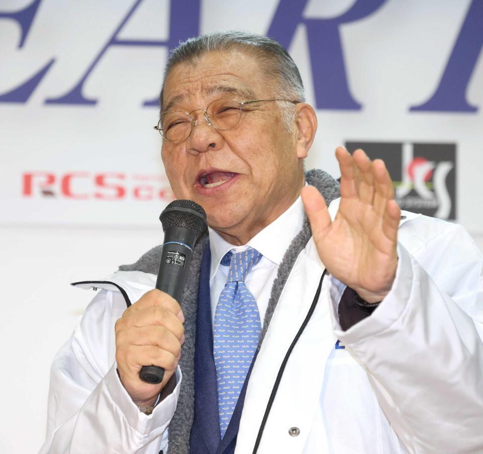 　トークショーを盛り上げる掛布ＯＢ会長（撮影・中田匡峻）