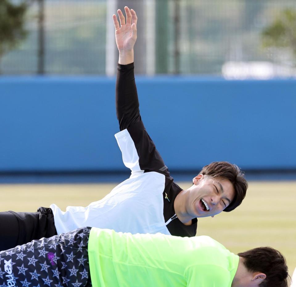 　体幹トレをする茨木（撮影・田中太一）