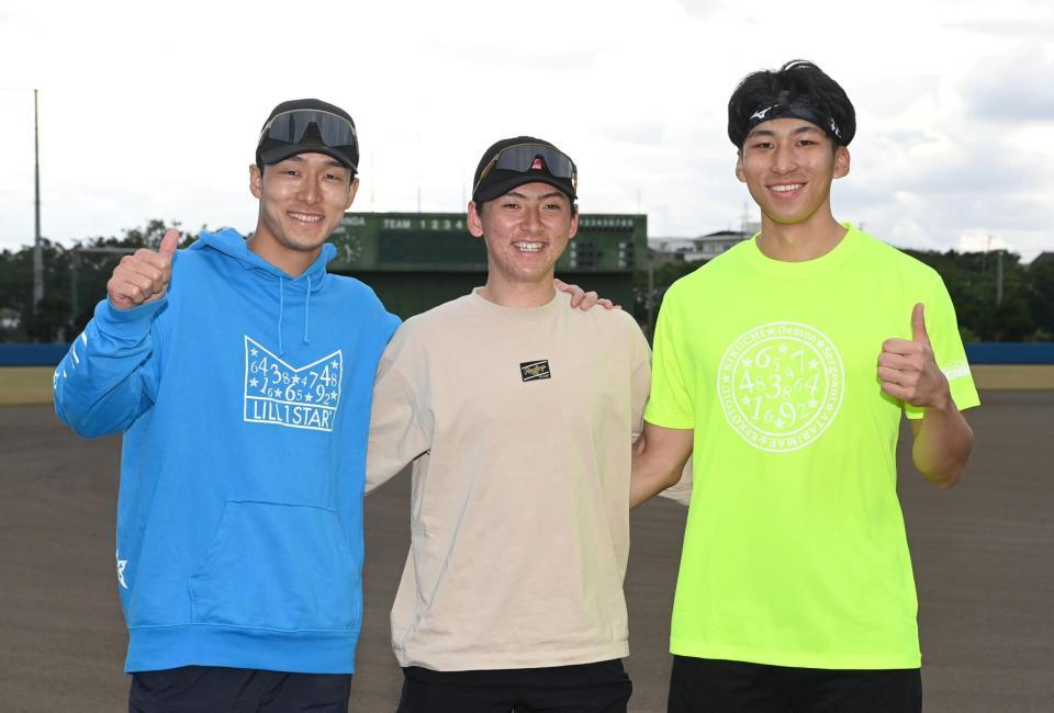 　練習を終え、笑顔を見せる（右から）茨木、林、小幡（撮影・田中太一）