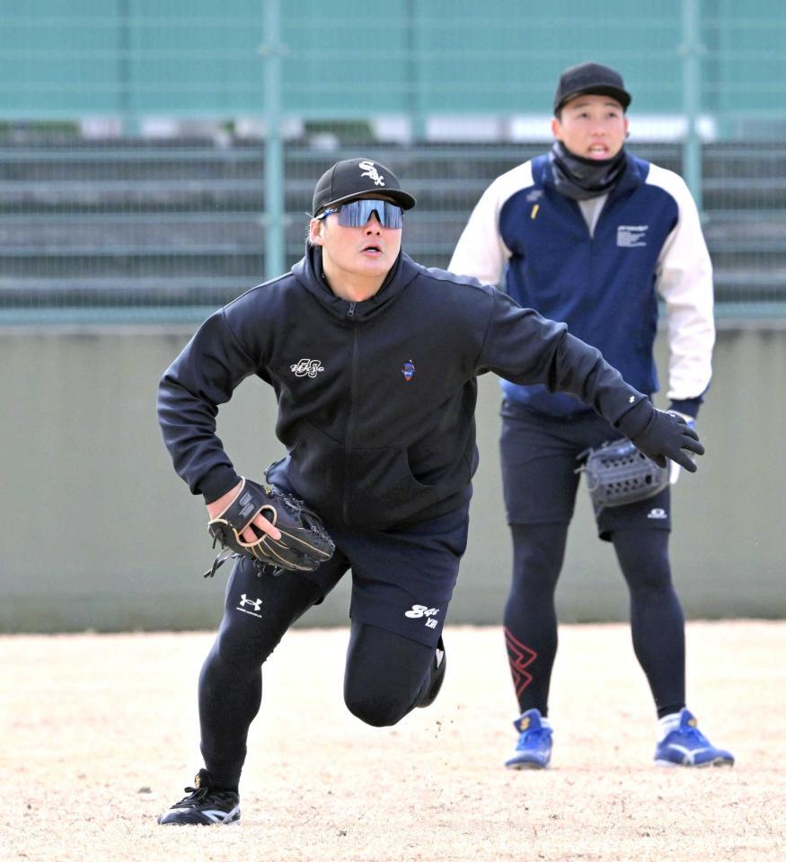 　岡林（右）とノックを受ける前川（撮影・北村雅宏）