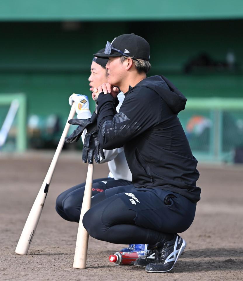 　岡林（奥）と打撃練習の順番を待つ前川（撮影・北村雅宏）