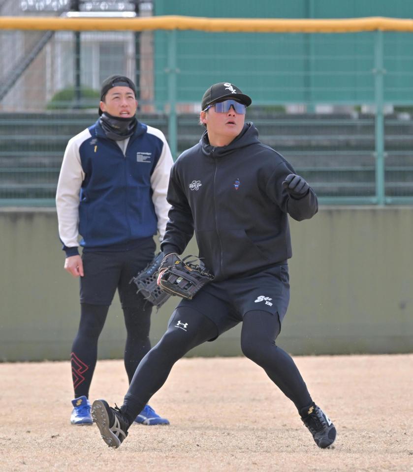 　岡林（左）とノックを受ける前川（撮影・北村雅宏）