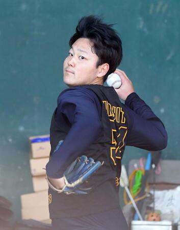 　ブルペンで投球練習する木下