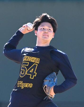 　強めのキャッチボールを行う木下（撮影・北村雅宏）