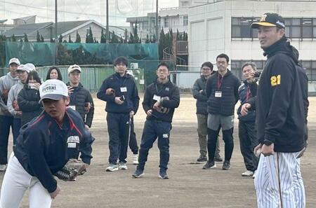 　中学生に投球指導を行う秋山ＢＡ（右端）