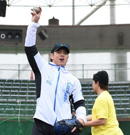 　声を出しながらスローイングの練習をする梅野（撮影・田中太一）