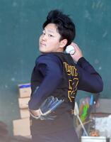 　ブルペンで投球練習する木下