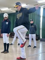 　中学生に直接指導する秋山ＢＡ（中央）