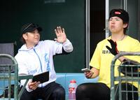 　練習の合間、清水（右）と話をする梅野（撮影・田中太一）