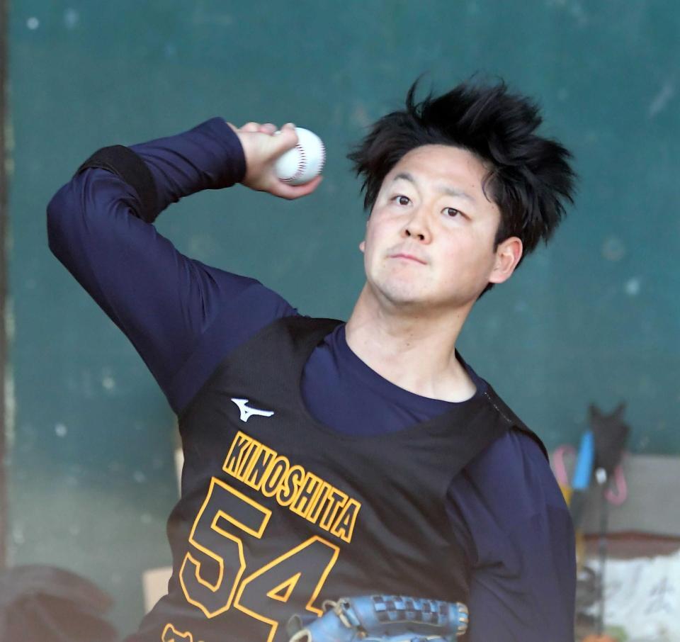 　ブルペンで投球練習する木下