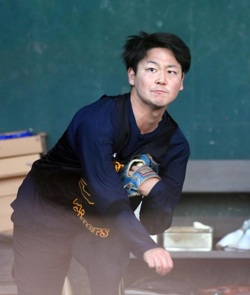 　ブルペンで投球練習する木下