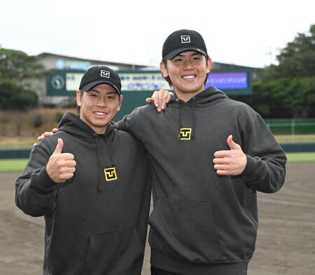 　ポーズを決める梅野（左）と日本ハム・清水（撮影・田中太一）