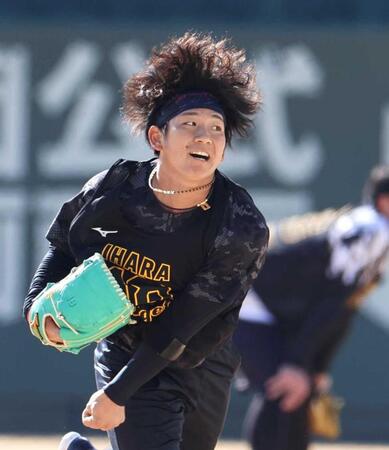 　キャッチボールをする伊原（撮影・中田匡峻）