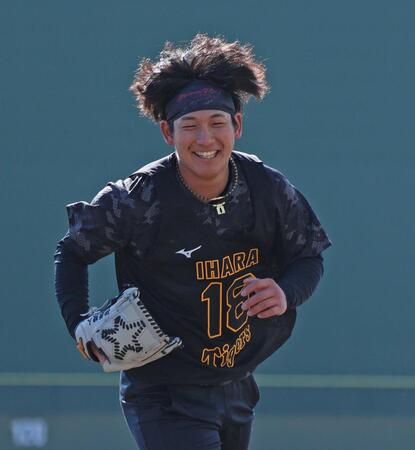 　笑顔を見せる伊原（撮影・中田匡峻）