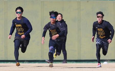　一斉にスタートを切ってダッシュする（左から）木下、伊原、佐野（撮影・立川洋一郎）
