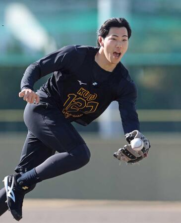 　グラブトスをする工藤（撮影・中田匡峻）