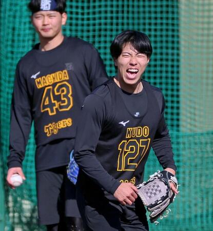 　投内連係で快活な動きを見せる工藤（撮影・立川洋一郎）