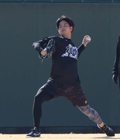 　キャッチボールをする高橋（撮影・中田匡峻）