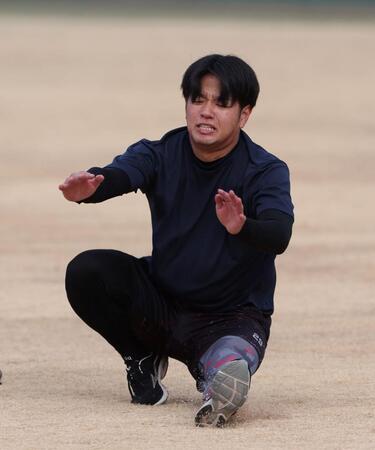 　着地に失敗する高橋（撮影・中田匡峻）