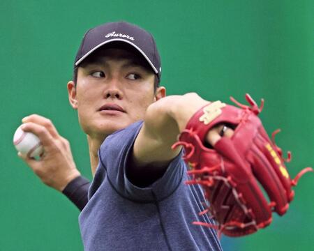 　キャッチボールをして調整する西純（撮影・立川洋一郎）