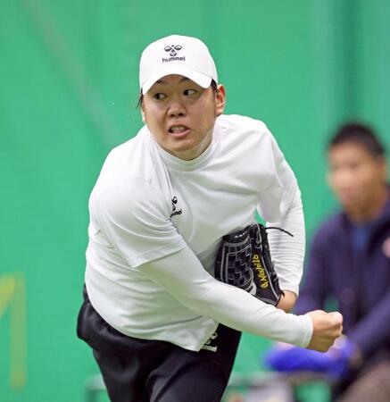 　自主トレを公開しキャッチボールをして調整する西勇（撮影・立川洋一郎）