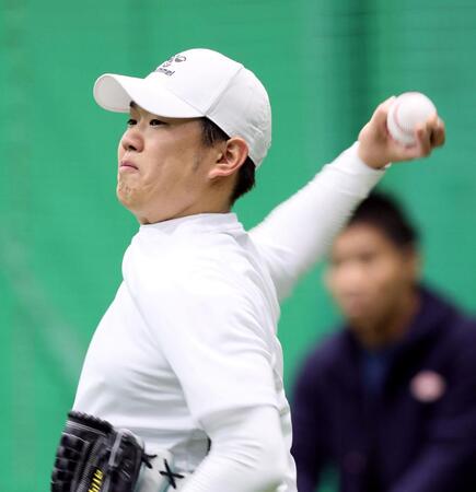 　自主トレを公開しキャッチボールをして調整する西勇（撮影・立川洋一郎）