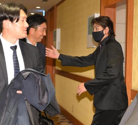 　１２球団監督会議を終え、会話を交わす藤川監督（左）と新庄監督（撮影・伊藤笙子）